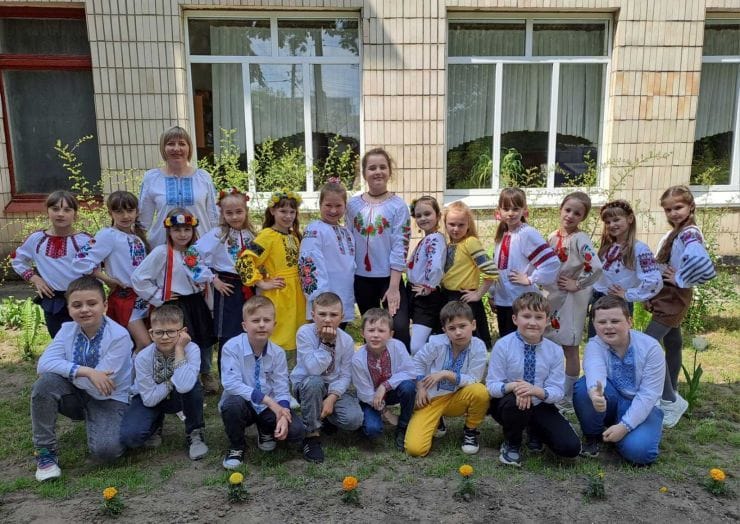 групове фото біля будівлі садочку