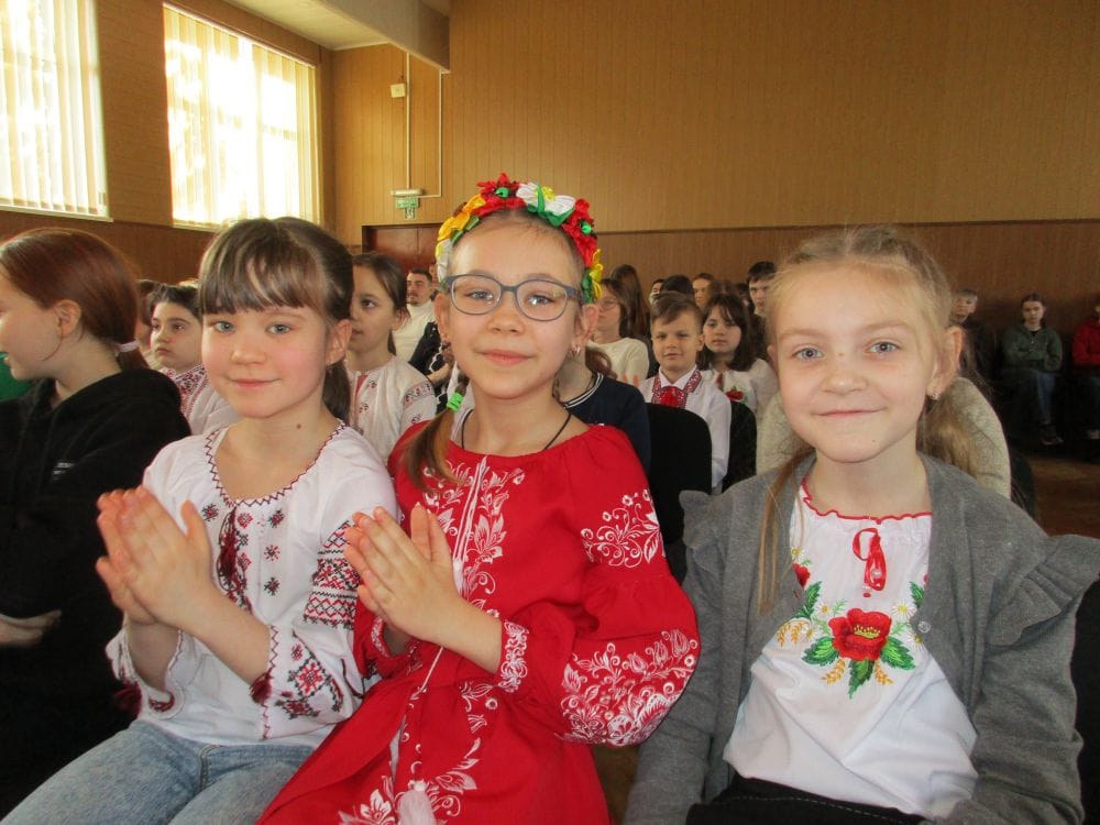 Дівчатка плескають у лодоні