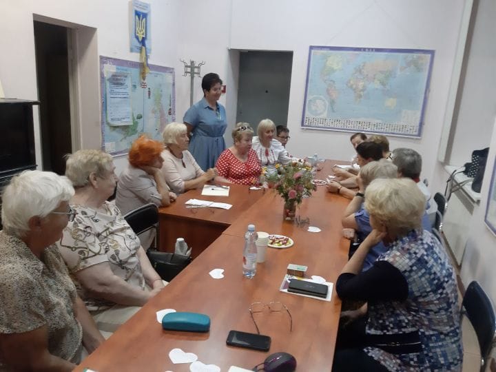 зібрання учасниць за столом