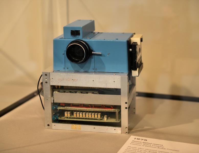 1975 року Kodak розробила першу в світі цифрову камеру.