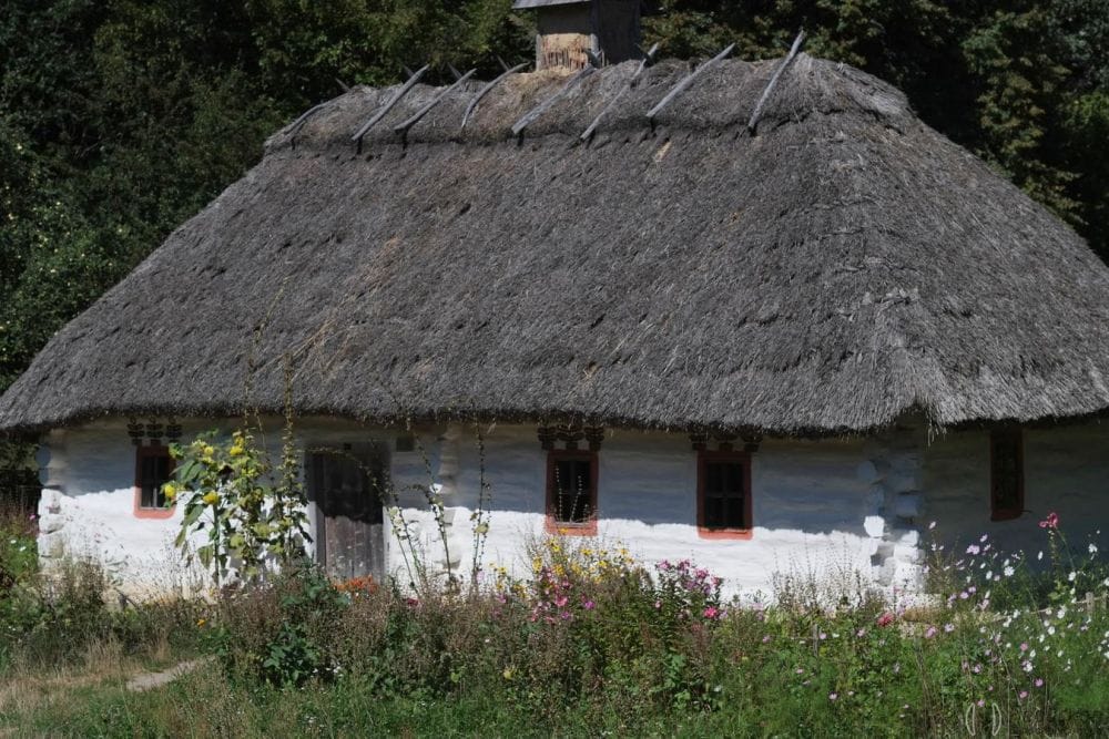 Хата під соломою