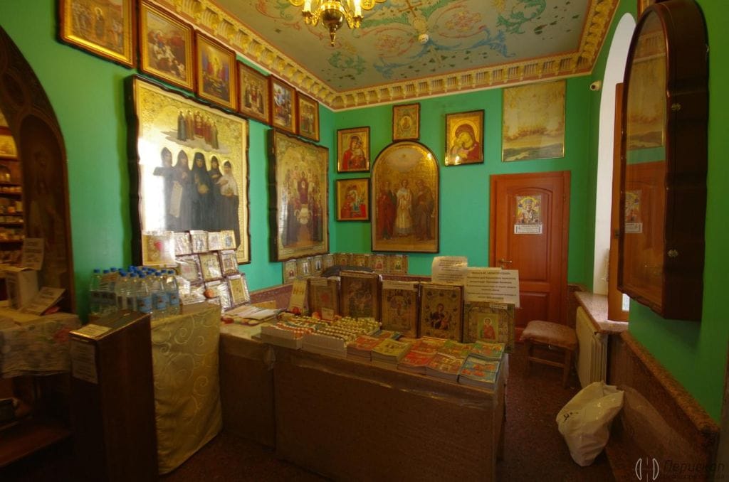 Перед тим, як увійти в храм, мені довелося пройти три місця