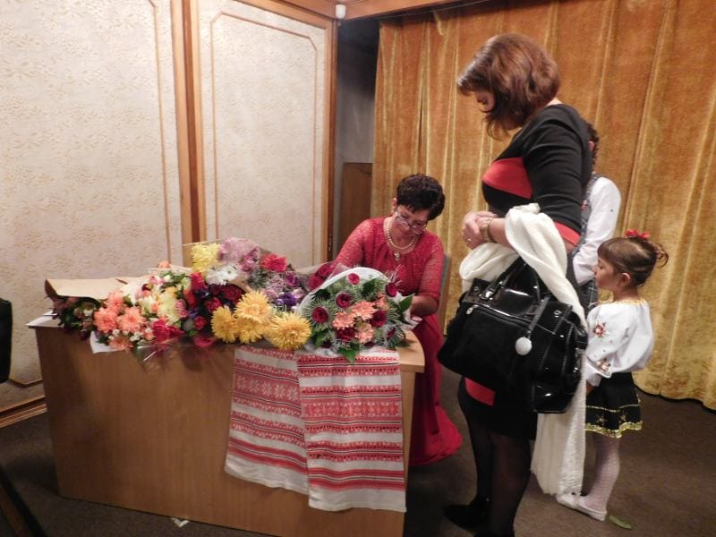 шанувальники Ольги Ходацької підписують книгу