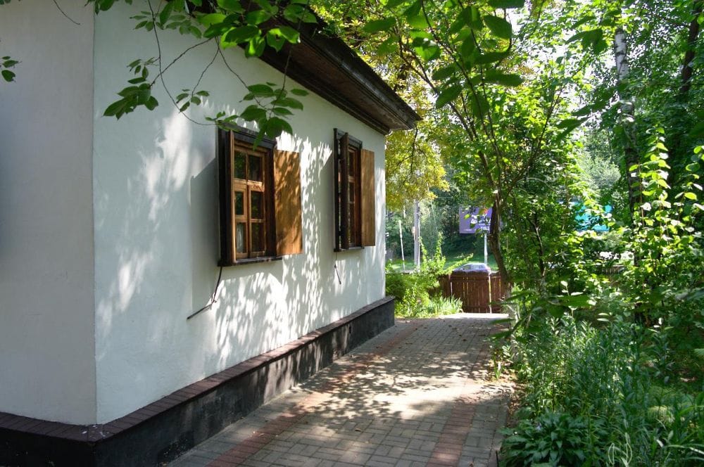 Хата на Пріорці у дворі музею
