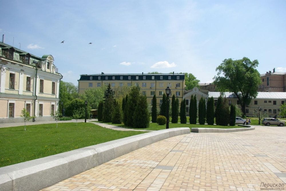 Адміністративні будівлі монастиря