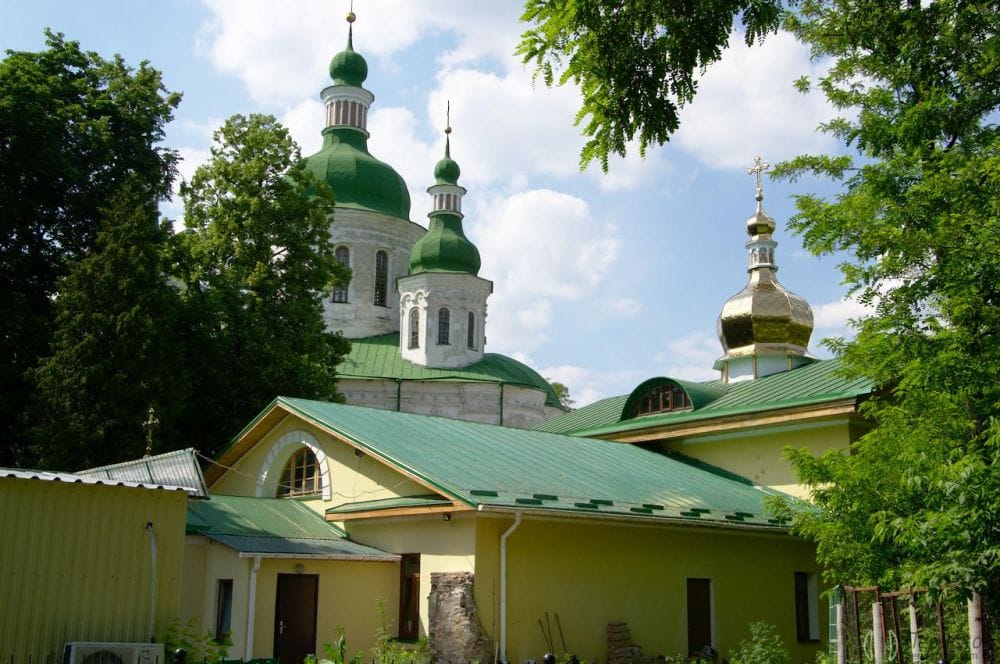 Церква разом із монастирем