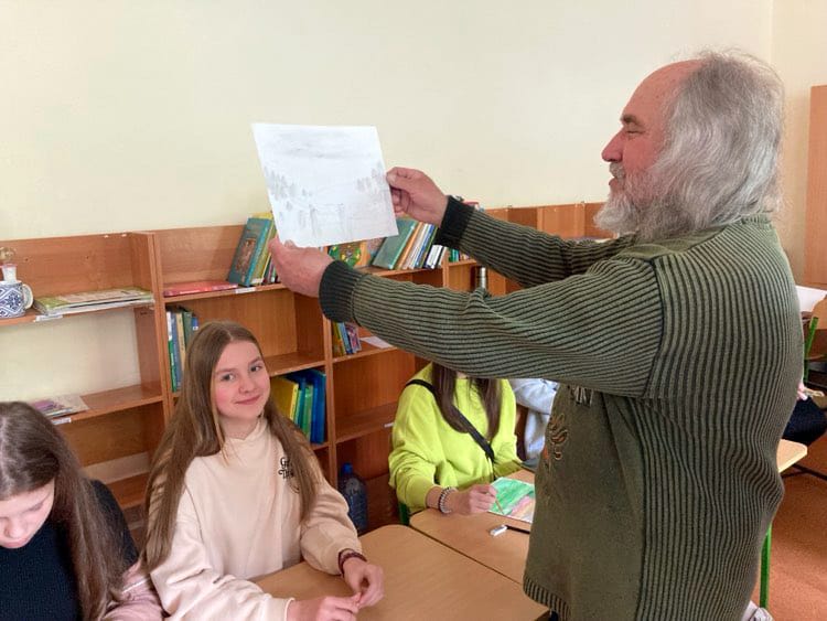 Просвітництво в дії: народний художник України Валерій Франчук і діти. Франчук з картиною в руках. Франчук розглядає дитячі малюнки