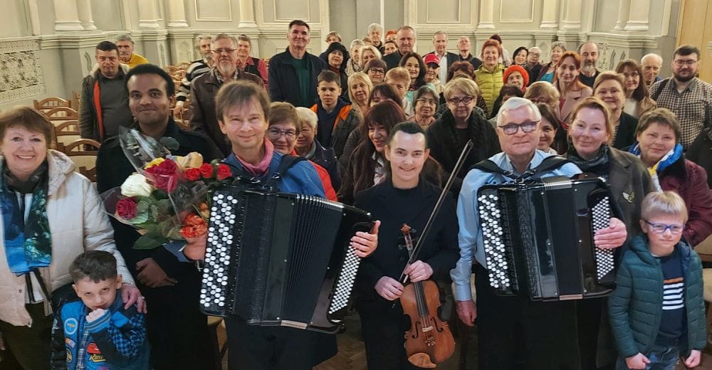 Музичний фронт Ігоря Завадського. Загальне фото музикантів з глядачями