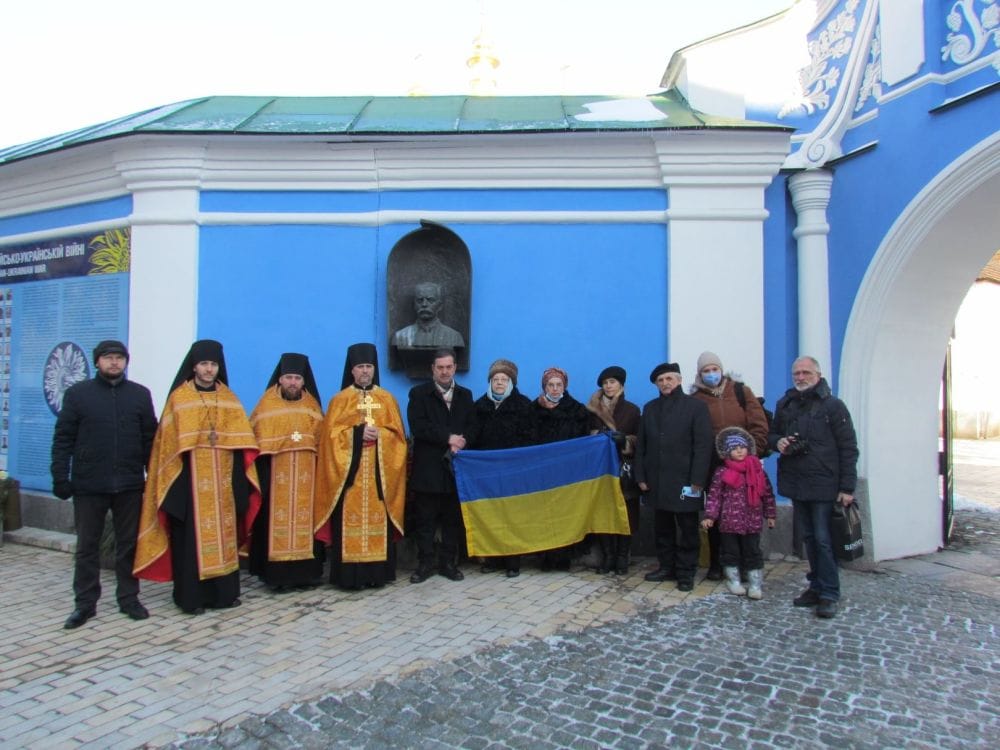 Урок самопожертви від Миколи Макаренка. Біля бюсту М. Макаренка