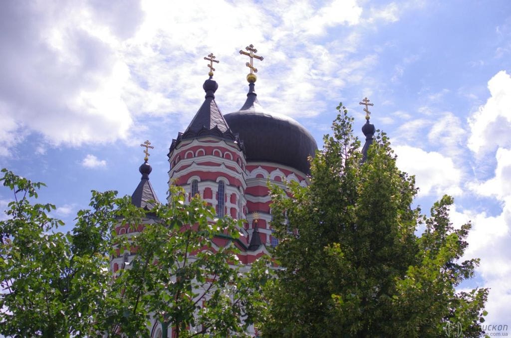 Свято-Пантелеймонівський собор поблизу.