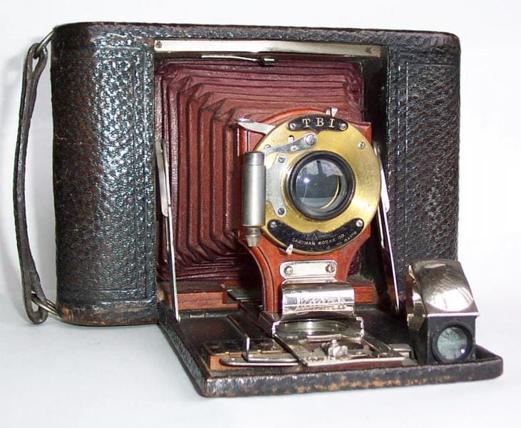 1900—1907 з'являються перші кишенькові камери Kodak.