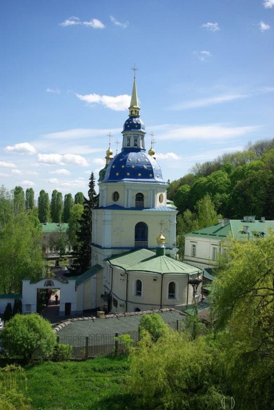 Вид на дзвіницю монастиря.