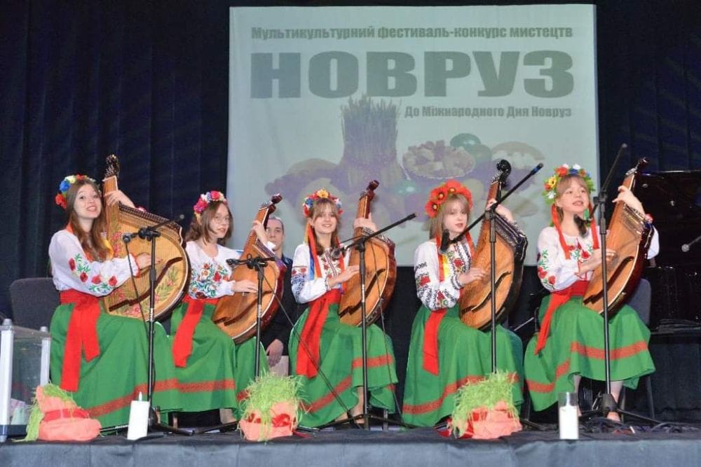 «Новруз» – свято національних культур. Дівчата грають на бандурах