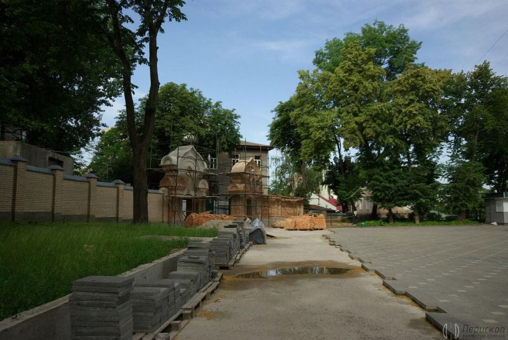 Монастир активно будується.