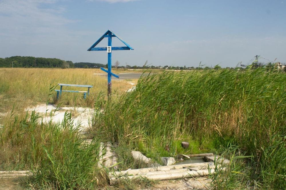 Випив води. Смачна, особливо в таку спеку.