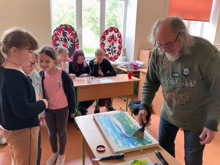 Просвітництво в дії: народний художник України Валерій Франчук і діти. Франчук під час процесу створення картини