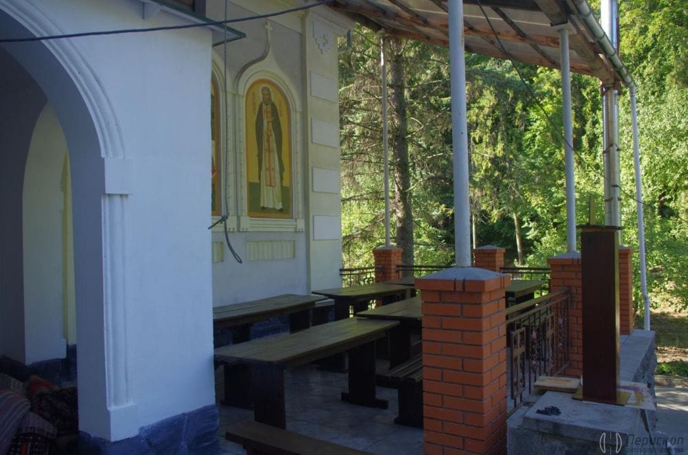 Місця для відпочинку і трапези парафіян.