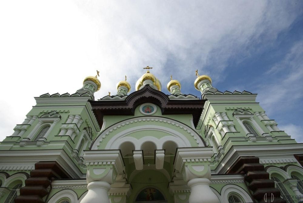 Микільський собор поблизу.