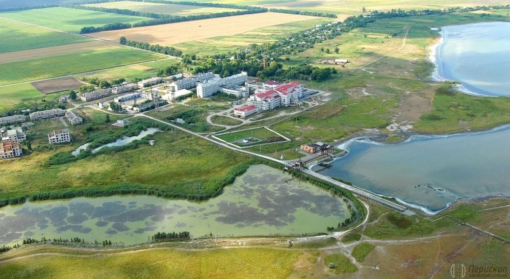 Вид на лікарню (в центрі фото),