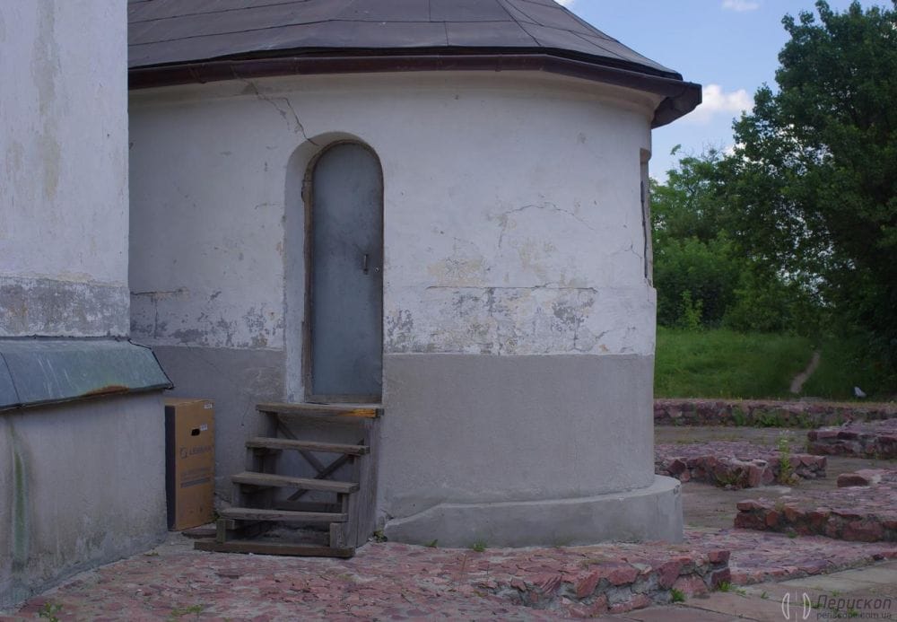 Вікна до болю нагадують бійниці для воїнів.