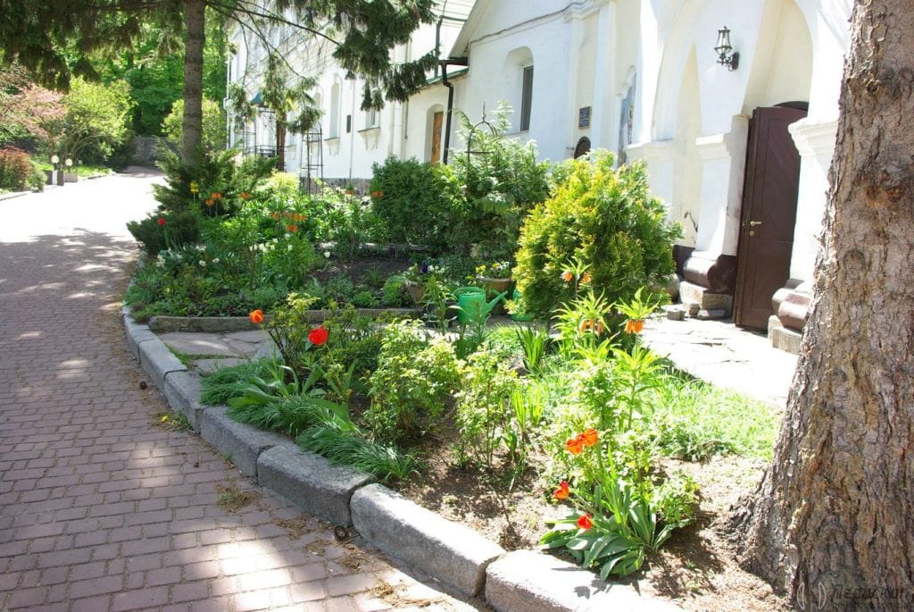 Клумба біля дзвіниці.