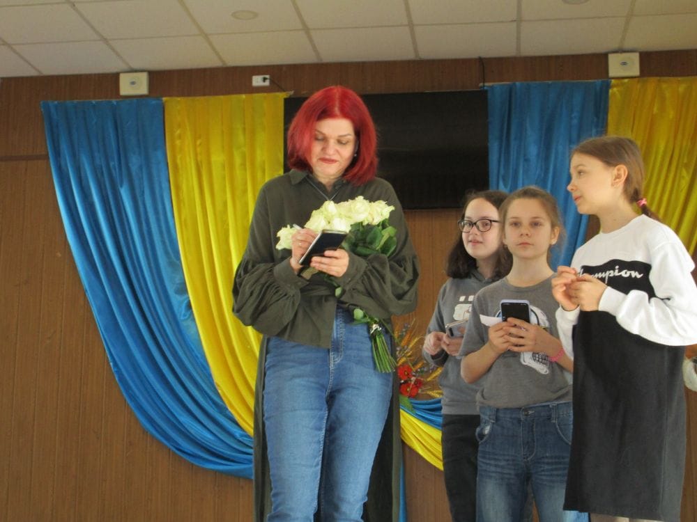 Леся Горова дає автограф