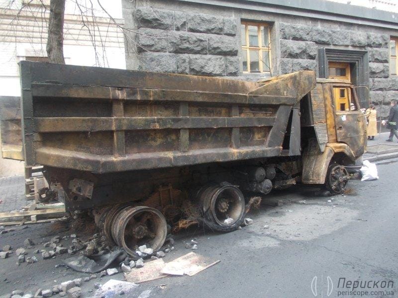 Згоріла машина на Інститутській.