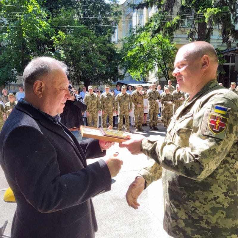 Вміння зібрати людей на добрі справи. Роготченко отримує нагороду від військового
