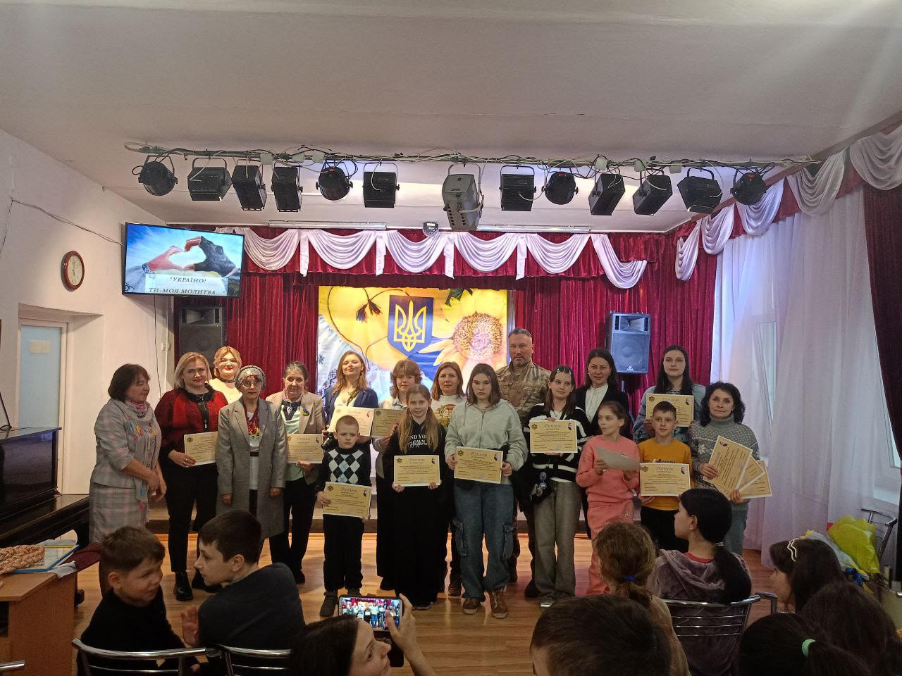 Спільнне фото учасників АРТ-ЧЕЛЕНДЖУ "Українські світочі. Василь Симоненко"