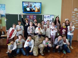 Подарунки від дітей жінкам-військовим до 8 березня привезли військові капелани