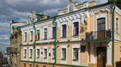 На Андріївському узвозі, у будинку Турбіних...