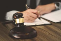 Звільнену «За прогули» жінку поновлено на роботі…
