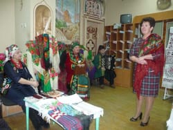 Хустку мені вишила матуся...