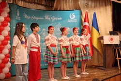 Турецьке свято в українській бібліотеці. Діти в національних костюмах