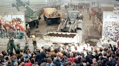 Берлінська стіна впала  чи лише на півдорозі?
