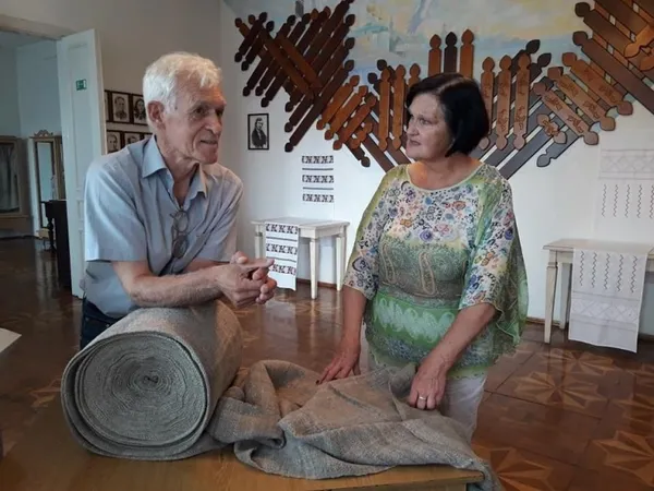 Традиції. Червоними та синіми нитками…