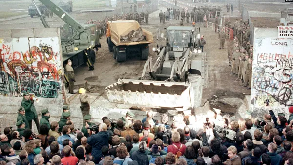 Берлінська стіна впала  чи лише на півдорозі?