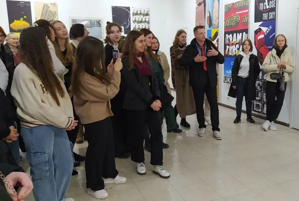 Виставка під назвою «Плакатова зброярня»