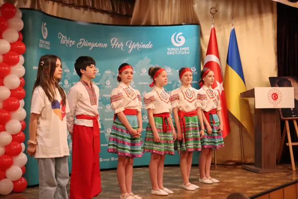 Турецьке свято в українській бібліотеці. Діти в національних костюмах
