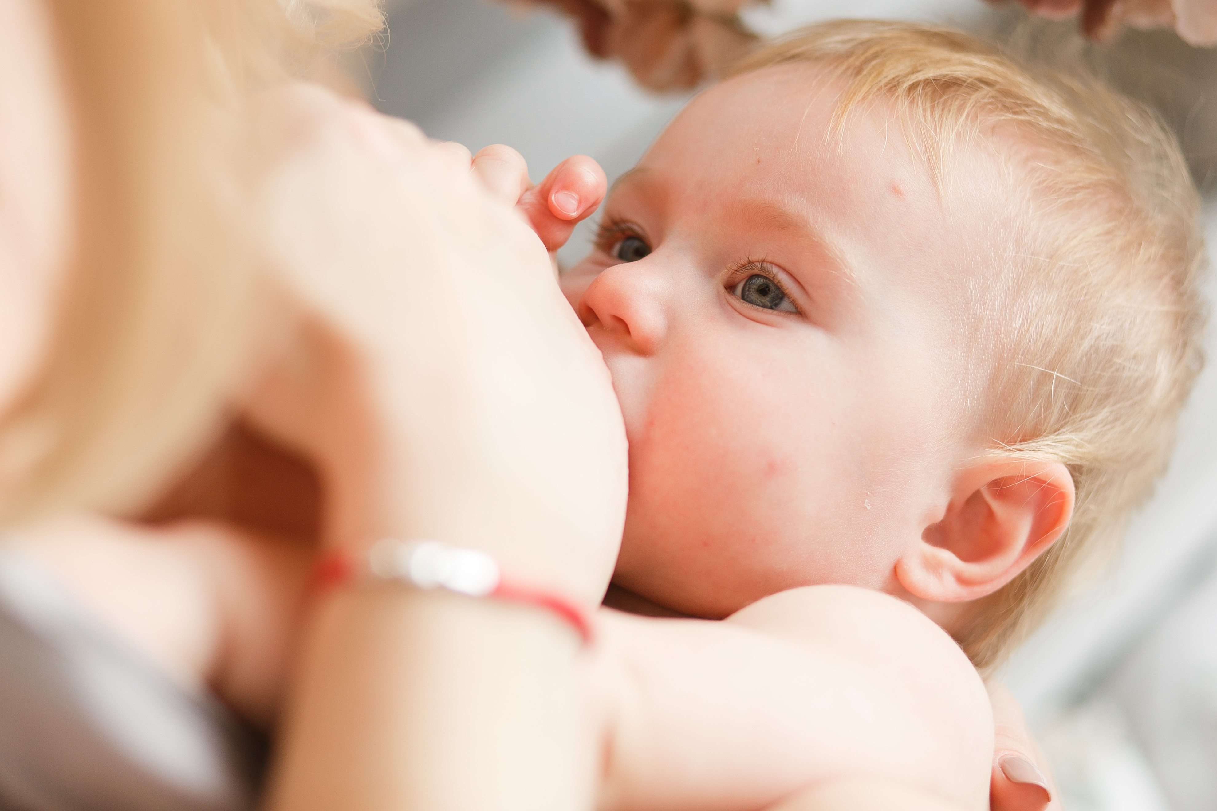 Breastfeeding baby. Грудное вскармливание. Отлучение от грудного вскармливания.