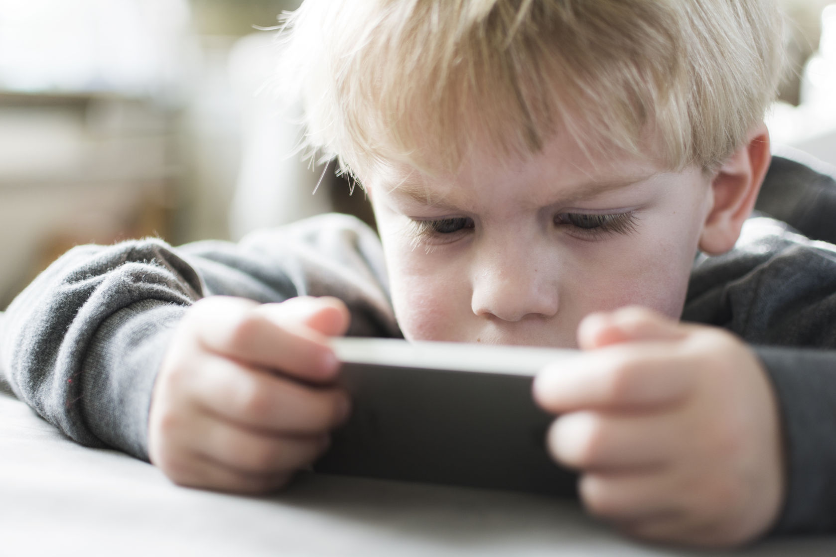 Чи потрібен дитині мобільний телефон?