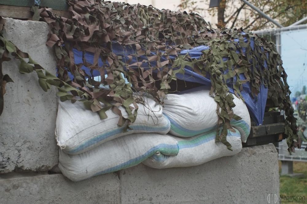 аскувальна сітка та мішки для захисту від уламків та куль.