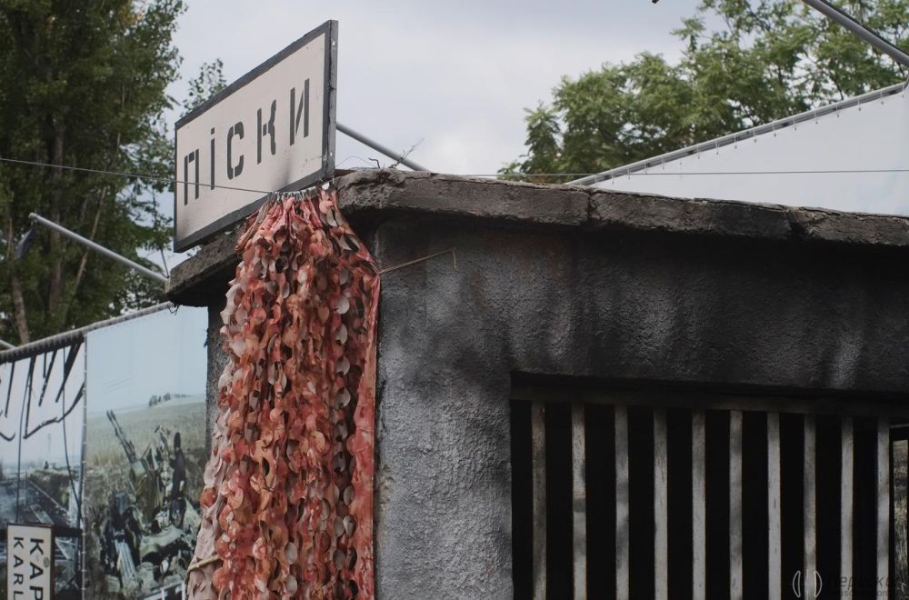 Обгоріле КПП у Пісках.