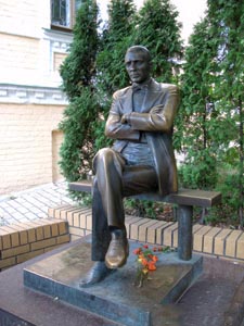 Пам'ятник Майстру біля будинку № 13 на Андріївському узвозі