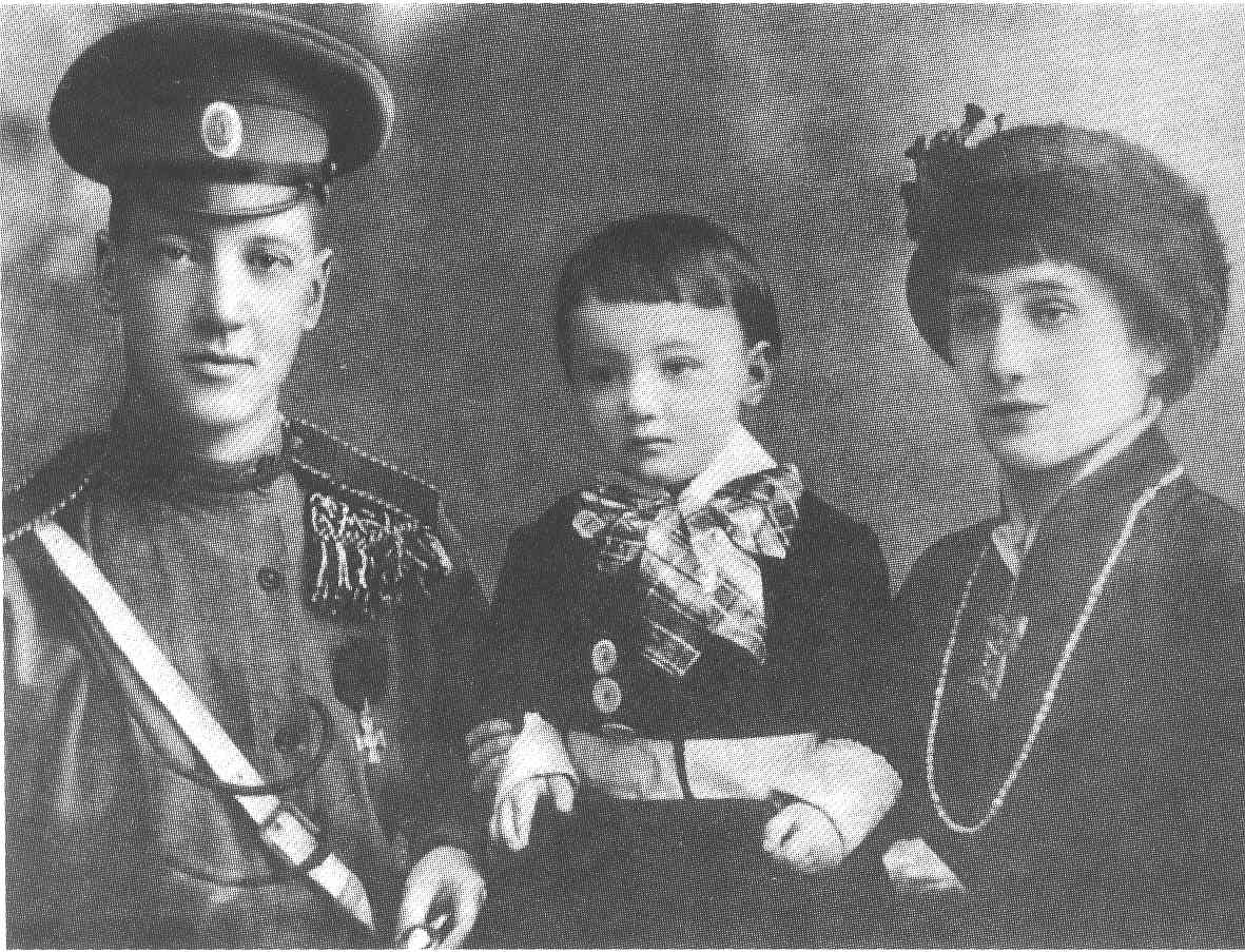 Микола Гумільов та Анна Ахматова разом із маленьким Левом, 1916 р.